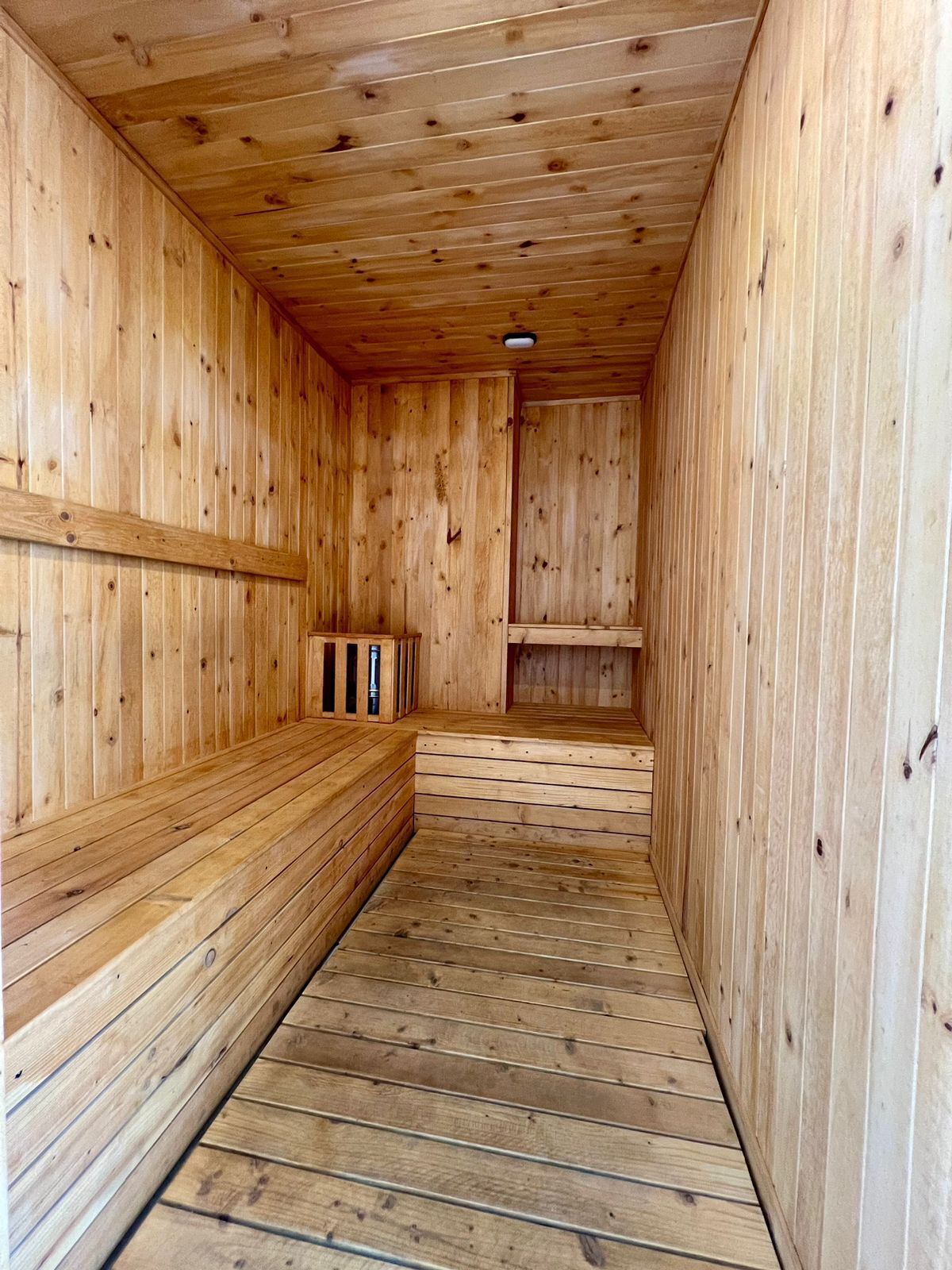 Een sauna met houten wanden en banken.