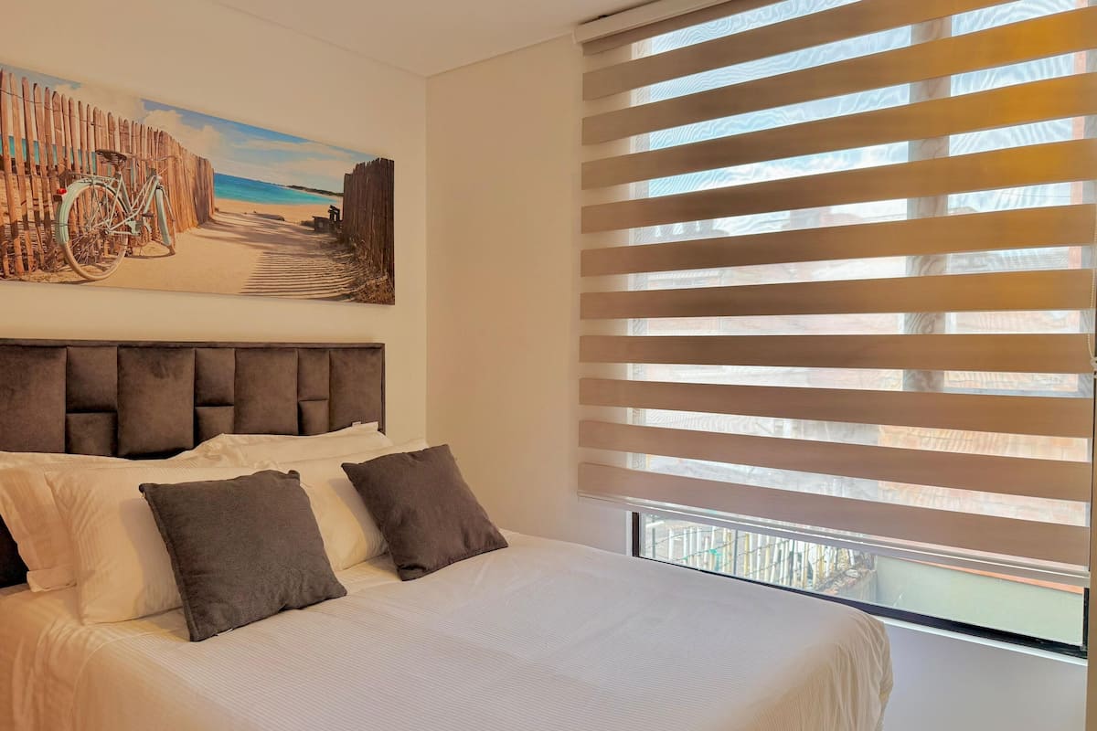 1 habitación, cubrecamas, muebles diferentes y escritorio
