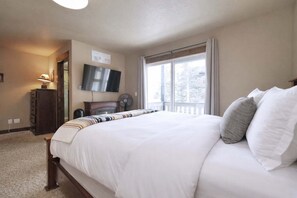 3 bedrooms, desk, iron/ironing board, travel crib