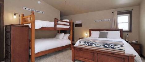 3 habitaciones, escritorio y tabla de planchar con plancha