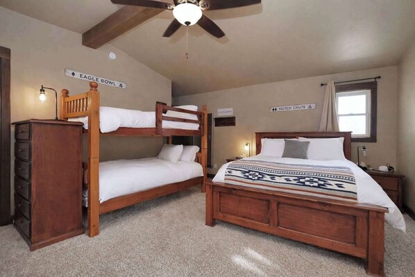 3 chambres, bureau, fer et planche à repasser, lit parapluie