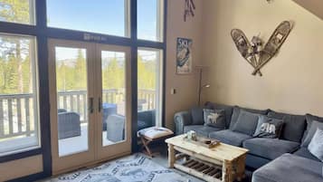 Smart TV, chimenea, videojuegos y libros