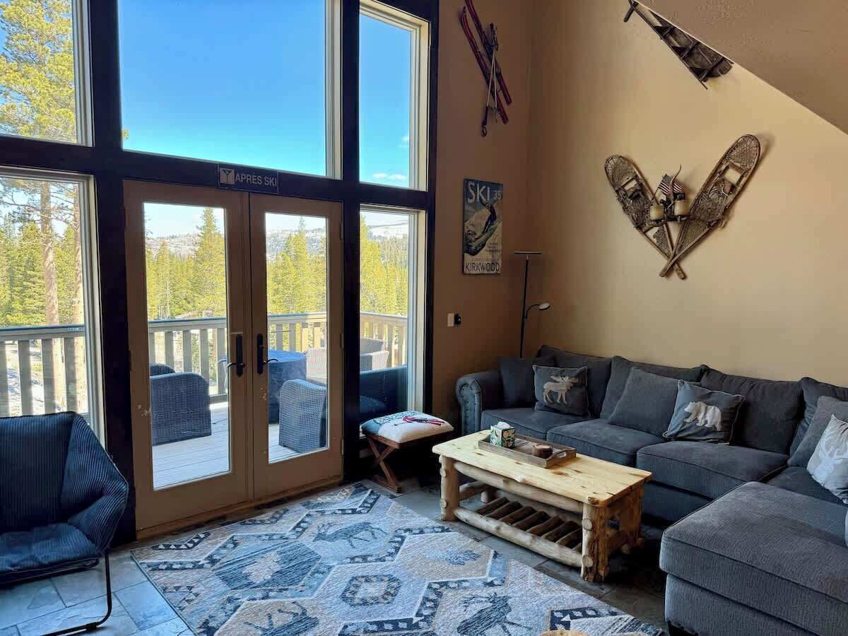 智能電視、壁爐、電子遊戲、書籍