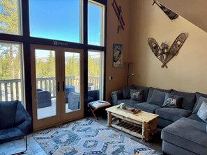 Smart-tv, eldstad, tv-spel och böcker