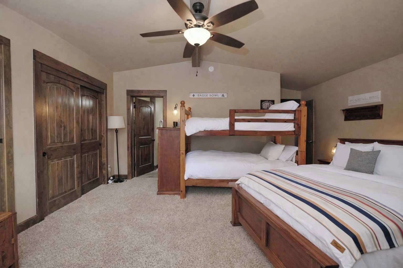 3 slaapkamers, een bureau, een strijkplank/strijkijzer, reisbedje