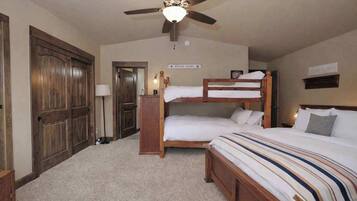 3 slaapkamers, een bureau, een strijkplank/strijkijzer, reisbedje