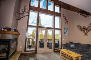 Smart-TV, Kamin, Videospiele, Bücher