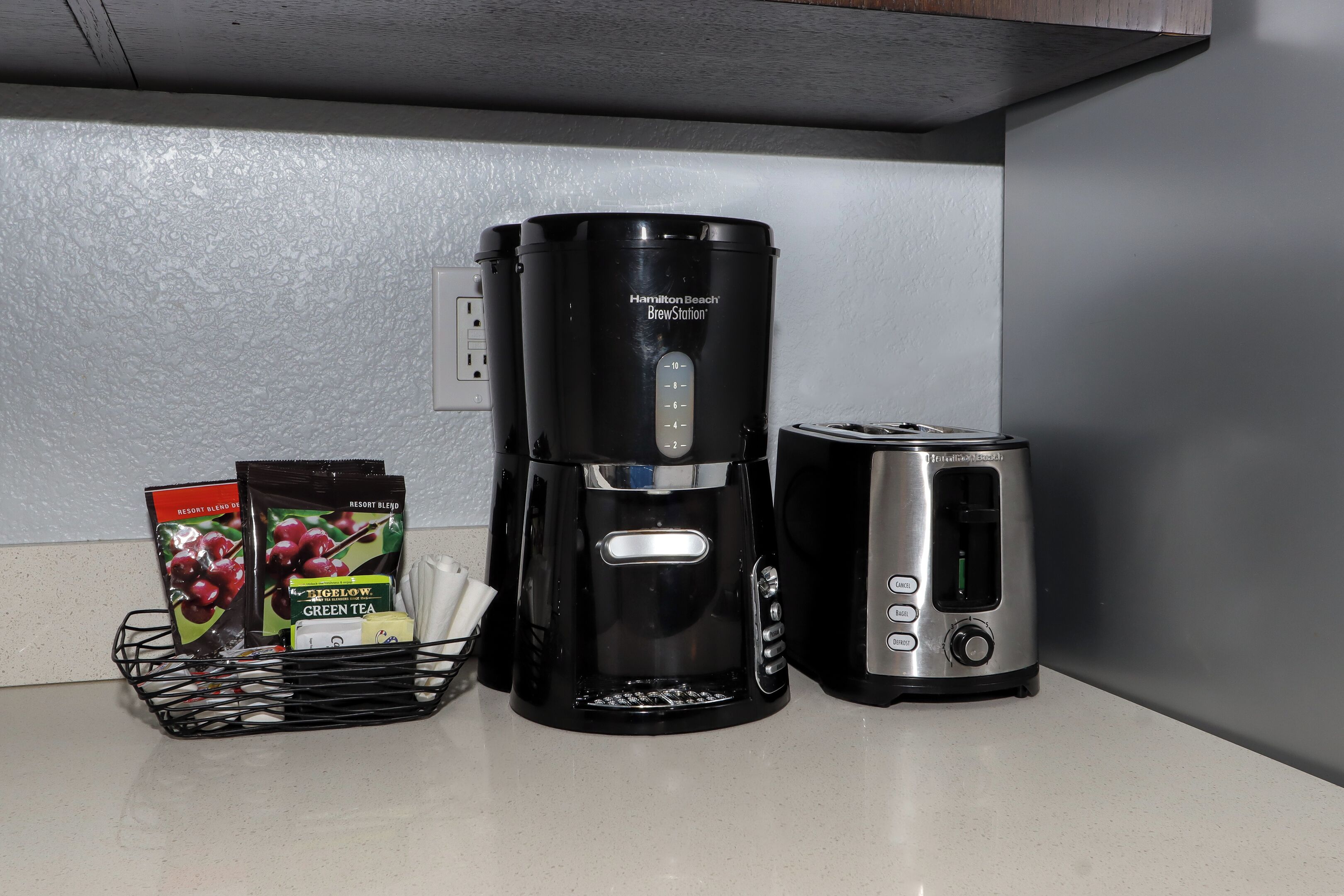 Eine Küchenarbeitsplatte mit Kaffeemaschine, einer Waage und Teebeuteln.