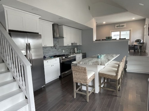 Short Block to The Beach! Newly Remodeled With Pool & Hot Tub!