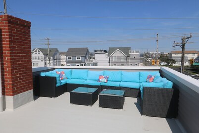Short Block to The Beach! Newly Remodeled With Pool & Hot Tub!