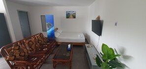 1 غرفة نوم ومكتب ومكواة/لوح كي وسرير سفر