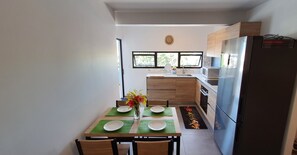 ثلاجة، ميكروويف، موقد طهي مسطح، غلّاية كهربائية