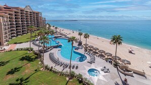 Ein Resort mit großem Schwimmbad, Strand und Meerblick.