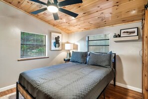 4 bedrooms, desk, iron/ironing board, free WiFi