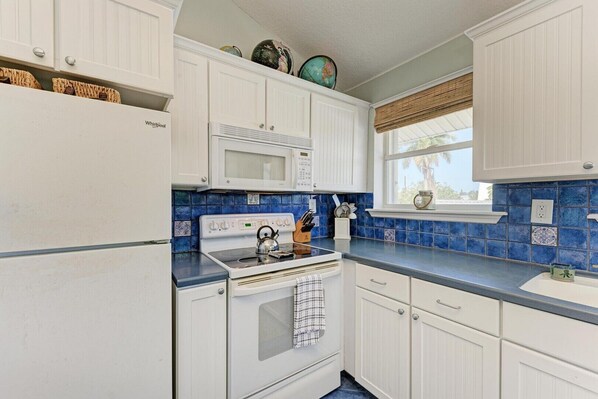 ثلاجة، ميكروويف، فرن، موقد طهي مسطح