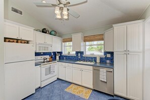 ثلاجة، ميكروويف، فرن، موقد طهي مسطح