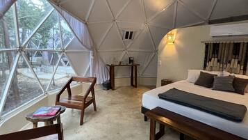 Habitación Signature | Escritorio, tabla de planchar con plancha, wifi gratis y ropa de cama