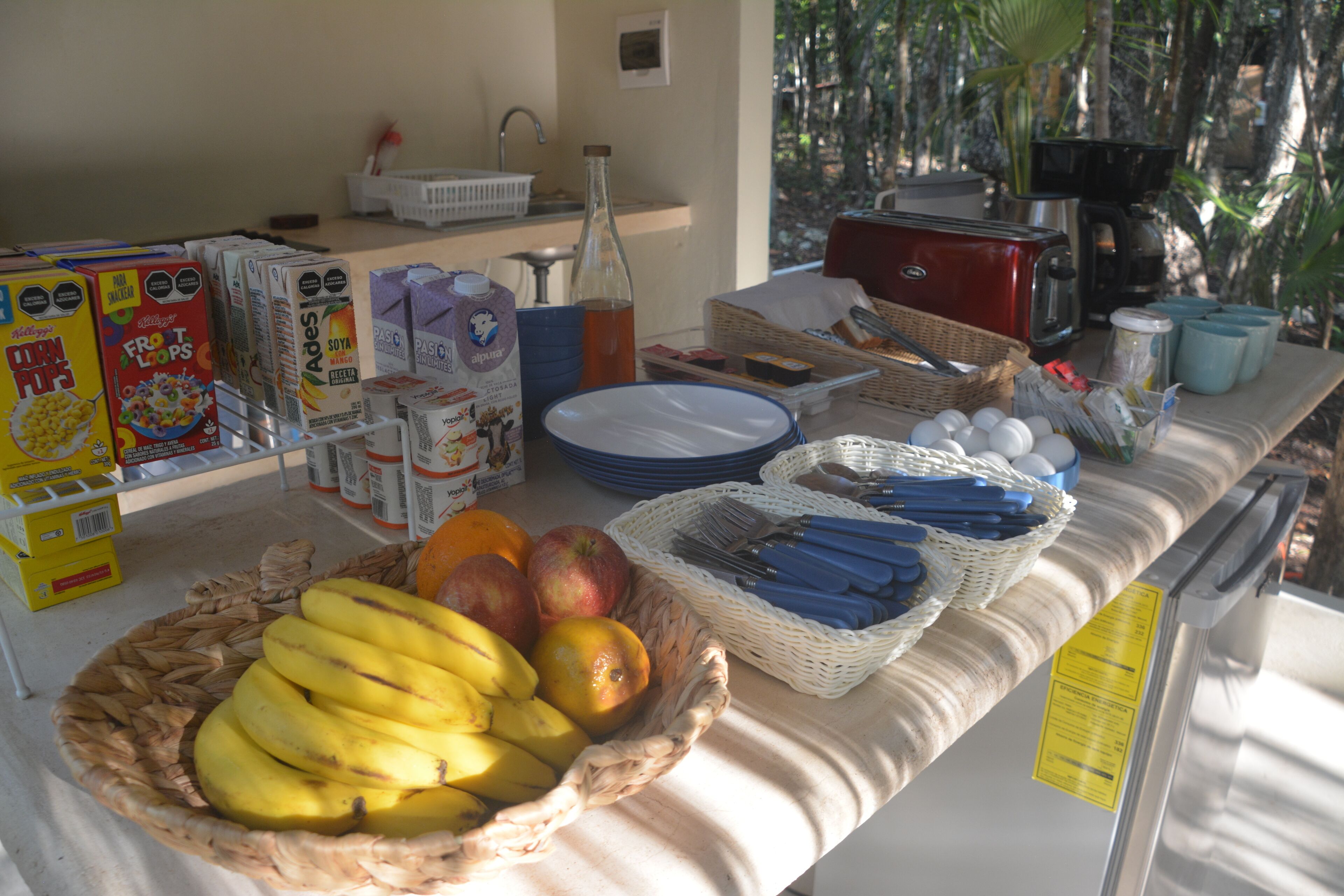 Ein Frühstücksbuffet mit verschiedenen Speisen und Besteck.