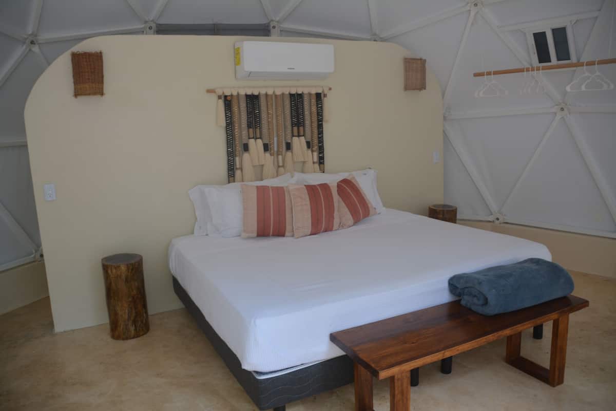Signature Room | Desk, iron/ironing board, free WiFi, bed sheets