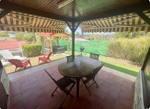 Outdoor dining - 2 air-conditioned bedrooms, 5 mins walk from the beach, wifi , jacuzzi , garden  (Le Vauclin)