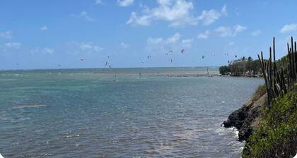 2 air-conditioned bedrooms, 5 mins walk from the beach, wifi , jacuzzi , garden