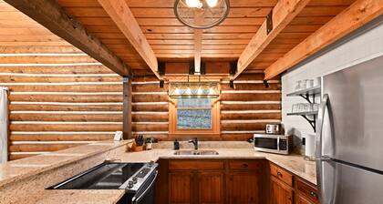 Secluded Cabin in Hocking Hills with Hot Tub!
