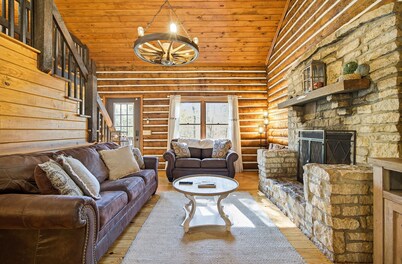 Hocking Hills Secluded Cabin • Hot Tub • Fireplace