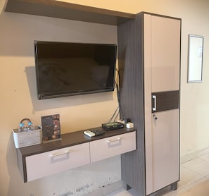 Deluxe Room, Non Smoking | Free WiFi, bed sheets