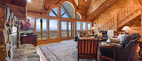 Televisie, een open haard en een tafeltennistafel