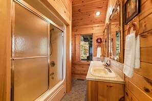 Combined shower/bathtub, jetted bath, towels - Huge Cabin on Beech Mountain (Beech Mountain)
