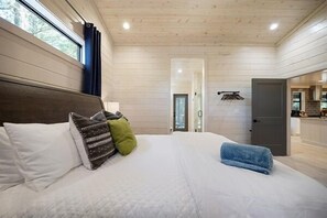 3 bedrooms, iron/ironing board, free WiFi, bed sheets - Heart of the Pines - Pets, Hot Tub, Soaker Tub, 3 Masters (Broken Bow)