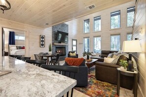 Smart TV, fireplace - Heart of the Pines - Pets, Hot Tub, Soaker Tub, 3 Masters (Broken Bow)