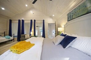 3 bedrooms, iron/ironing board, free WiFi, bed sheets - Heart of the Pines - Pets, Hot Tub, Soaker Tub, 3 Masters (Broken Bow)