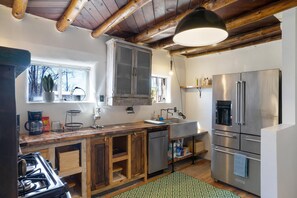 Fridge, microwave, oven, stovetop - Hacienda Escondida- Modern Southwest Relaxation (Albuquerque)