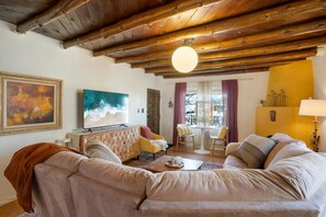 Smart TV, fireplace - Hacienda Escondida- Modern Southwest Relaxation (Albuquerque)