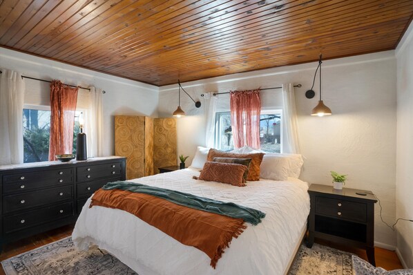 2 bedrooms, WiFi, bed sheets - Hacienda Escondida- Modern Southwest Relaxation (Albuquerque)