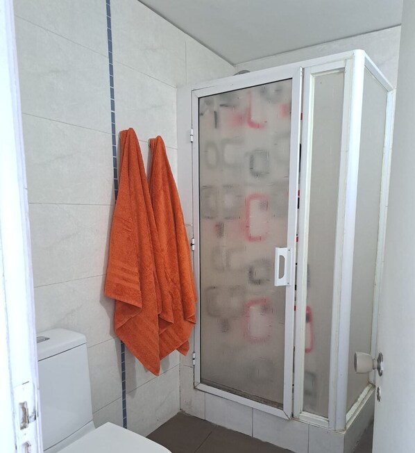 Douche, sèche-cheveux, savon