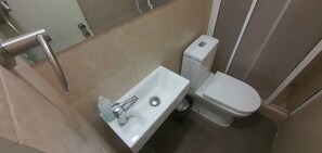 Douche, sèche-cheveux, savon