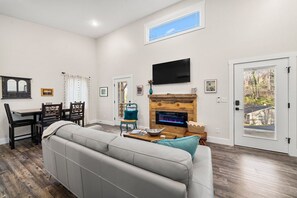 Televisión, chimenea, futbolito y libros 