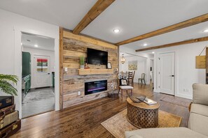 Televisión, chimenea, futbolito y libros 