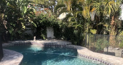 Riverside Casita: semi-private pool, spa, dock, garden oasis, 5 min to downtown!