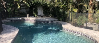 Riverside Casita: semi-private pool, spa, dock, garden oasis, 5 min to downtown!