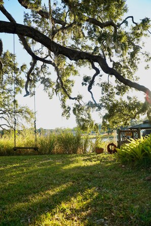 Property grounds - Riverside Casita: semi-private pool, spa, dock, garden oasis, 5 min to downtown! (Tampa)