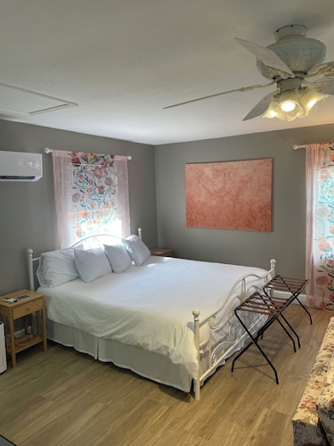 Riverside Casita: semi-private pool, spa, dock, garden oasis, 5 min to downtown!