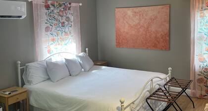 Riverside Casita: semi-private pool, spa, dock, garden oasis, 5 min to downtown!