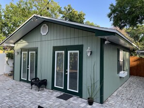 Exterior - Riverside Casita: semi-private pool, spa, dock, garden oasis, 5 min to downtown! (Tampa)