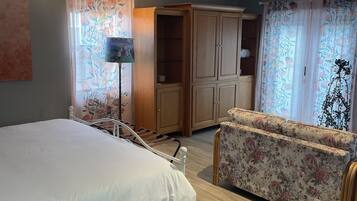 Travel crib, free WiFi, bed sheets