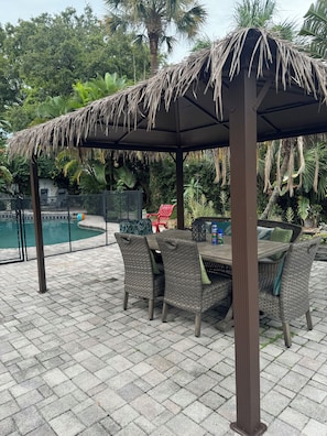 Outdoor dining - Riverside Casita: semi-private pool, spa, dock, garden oasis, 5 min to downtown! (Tampa)
