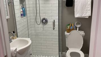 Douche, sèche-cheveux, serviettes fournies, savon