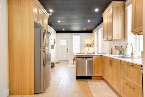 The Otis 𓅬 on Victoria Park | 2 Bed 1 Bath | Main Floor Suite